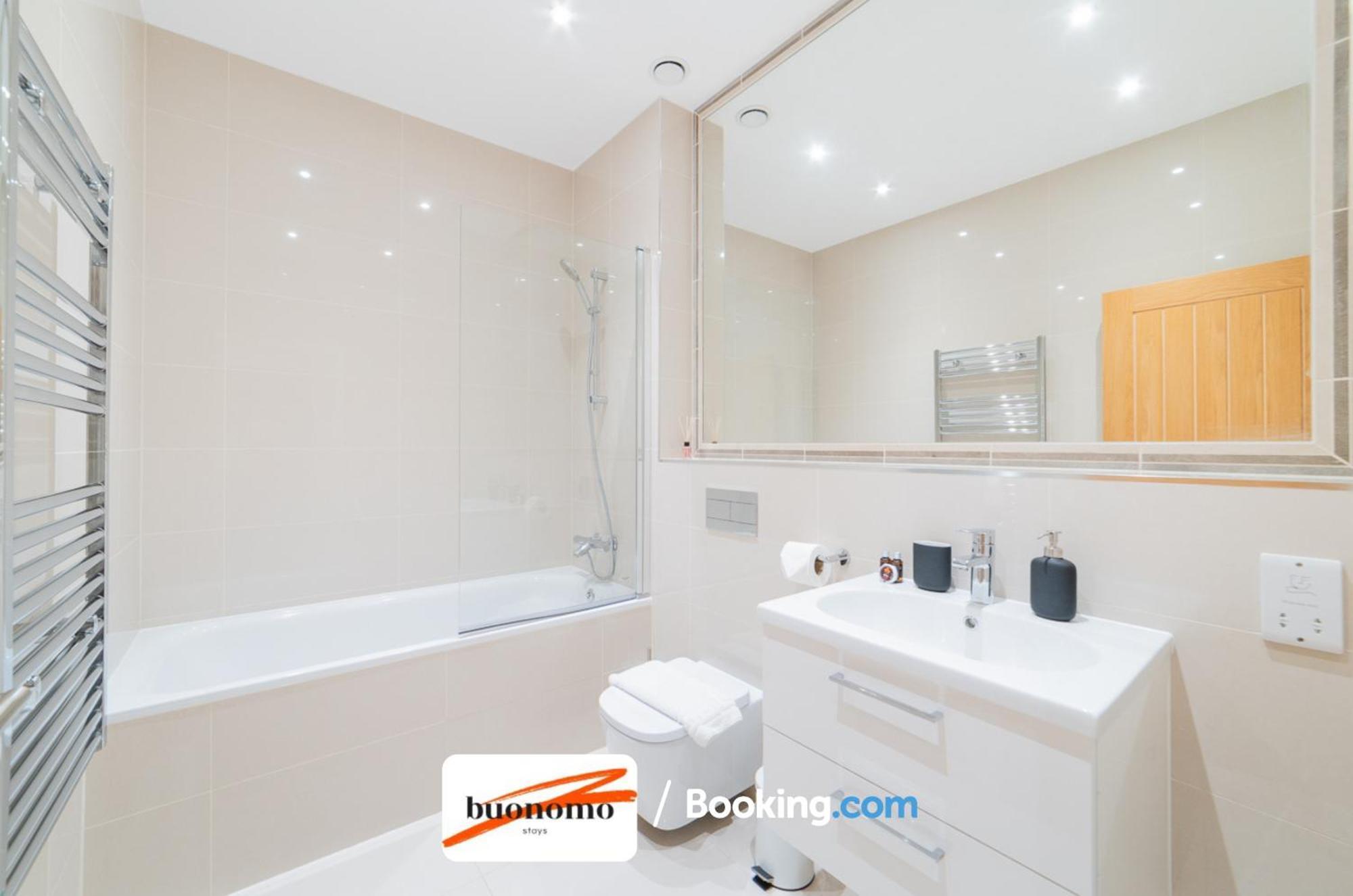 Two Bedroom At Buonomo Short Lets & Serviced Close To Wimbledon Tennis Courts Apartment *