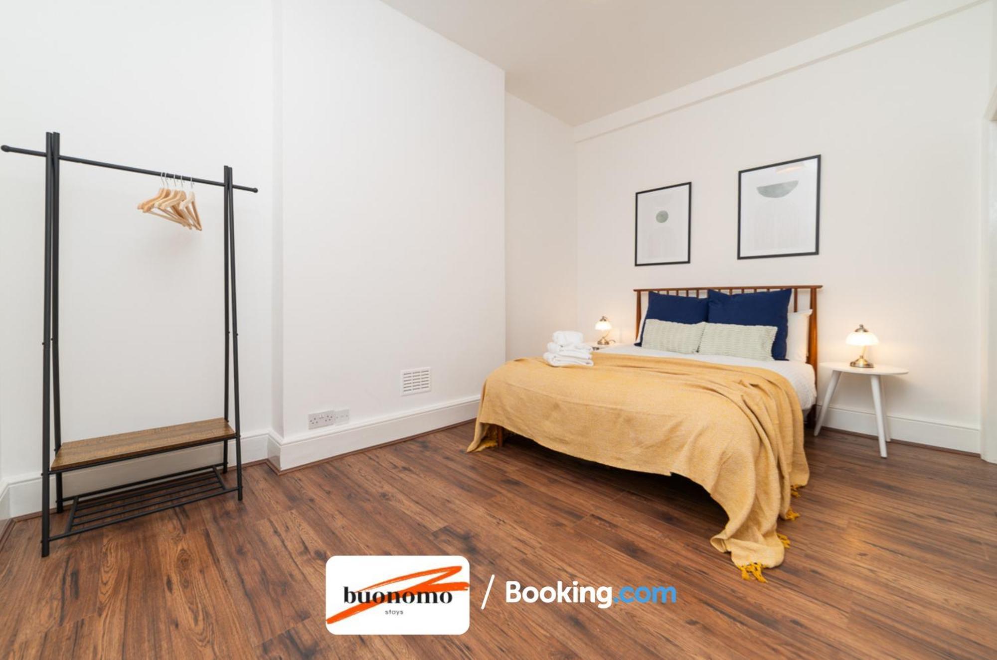 Three Bedroom At Buonomo Short Lets & Serviced Close To Wimbledon Tennis Courts Apartment London