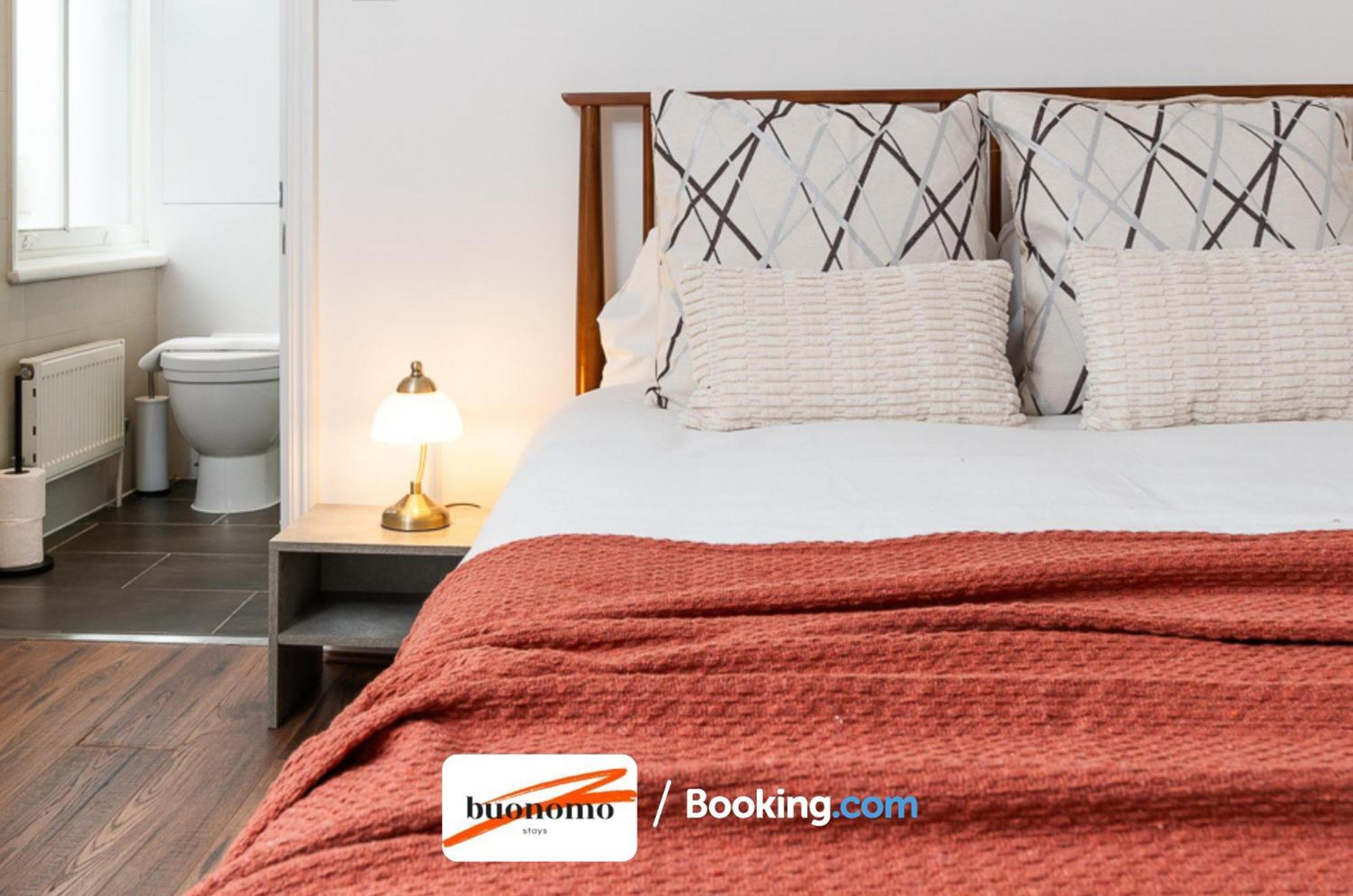 Three Bedroom At Buonomo Short Lets & Serviced Close To Wimbledon Tennis Courts Apartment