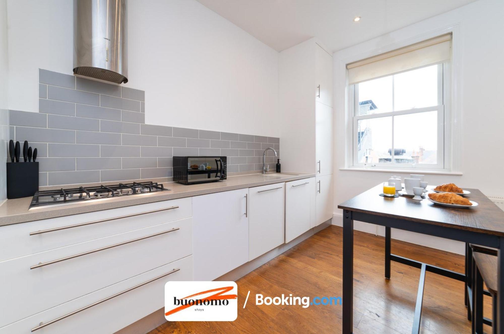 Three Bedroom At Buonomo Short Lets & Serviced Close To Wimbledon Tennis Courts London