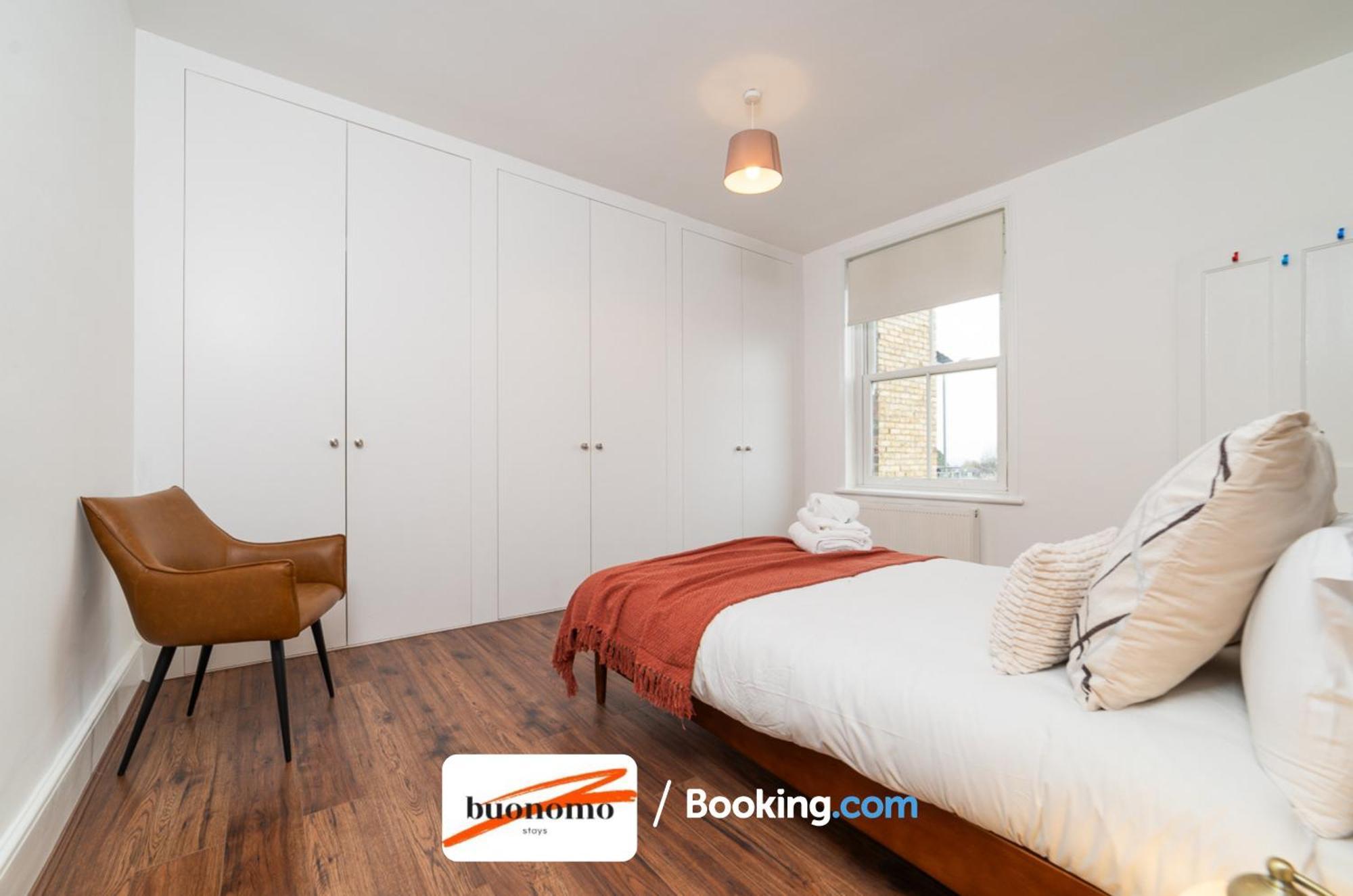 Three Bedroom At Buonomo Short Lets & Serviced Close To Wimbledon Tennis Courts London