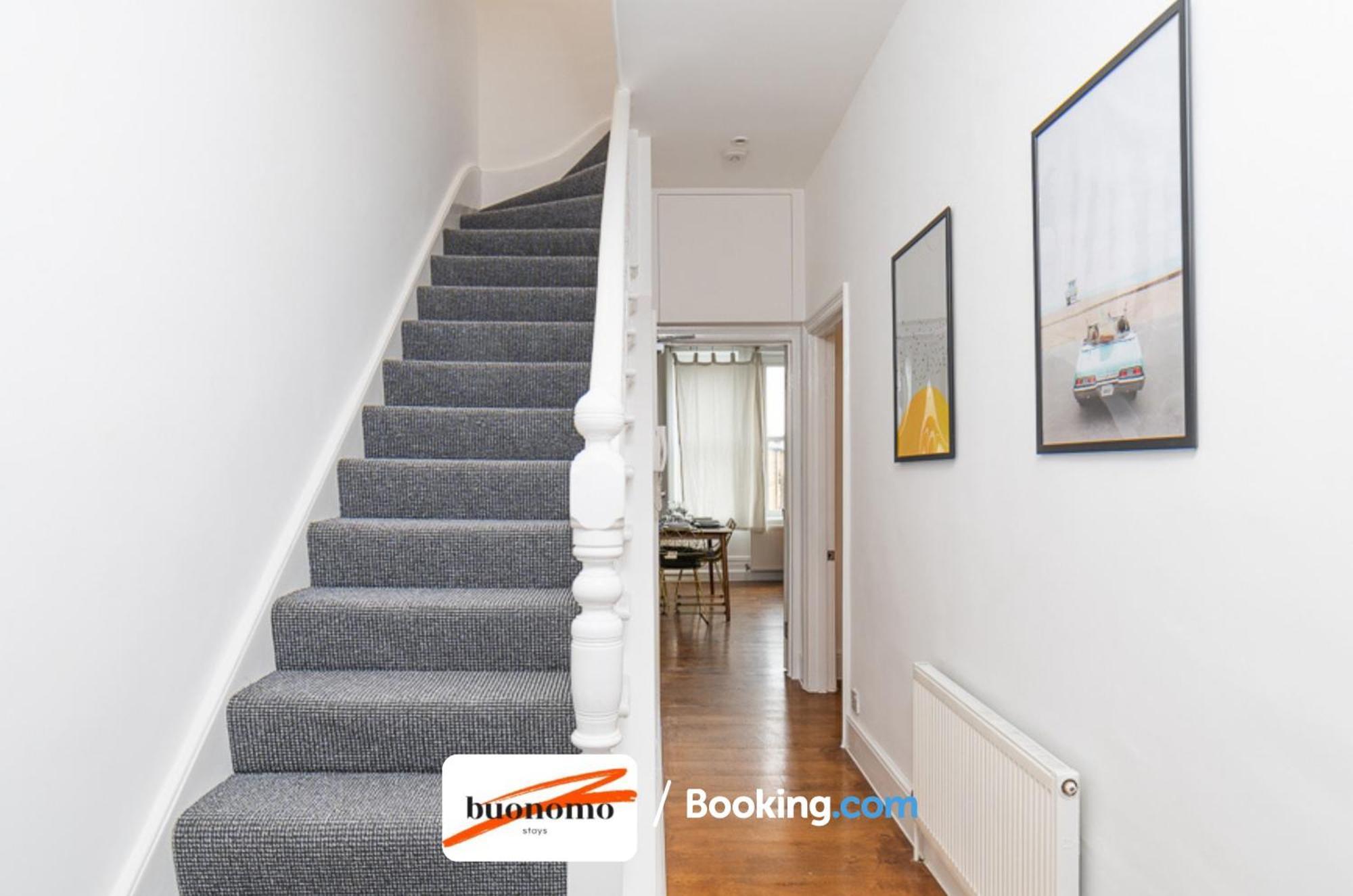 Three Bedroom At Buonomo Short Lets & Serviced Close To Wimbledon Tennis Courts Apartment