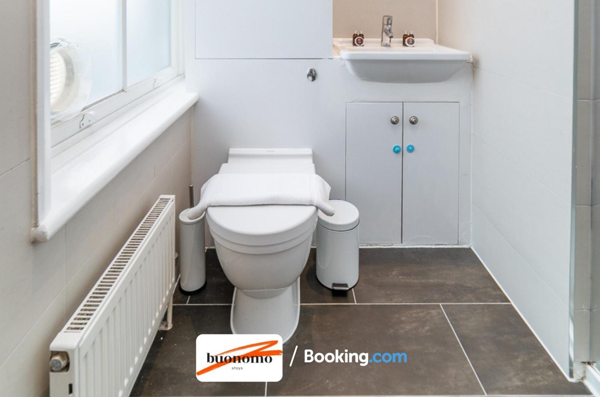 Three Bedroom At Buonomo Short Lets & Serviced Close To Wimbledon Tennis Courts Apartment *