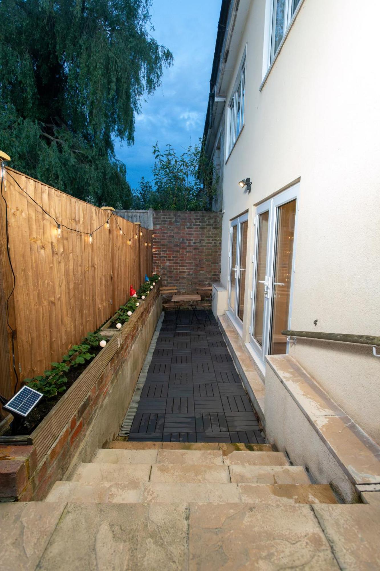 Appartamento Cosy 1 Bedroom Basement With Private Patio Area Londra