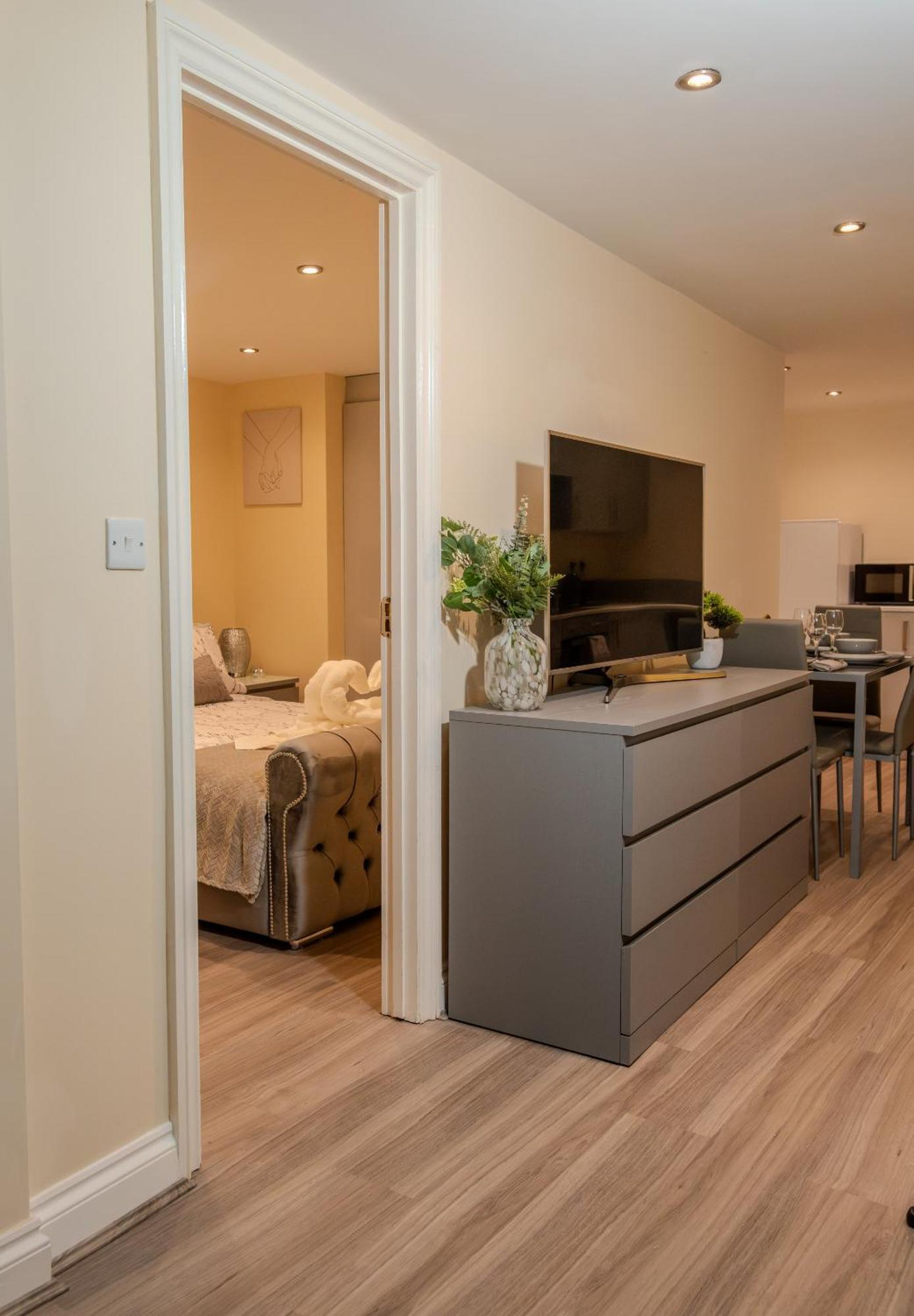 Cosy 1 Bedroom Basement With Private Patio Area Londra