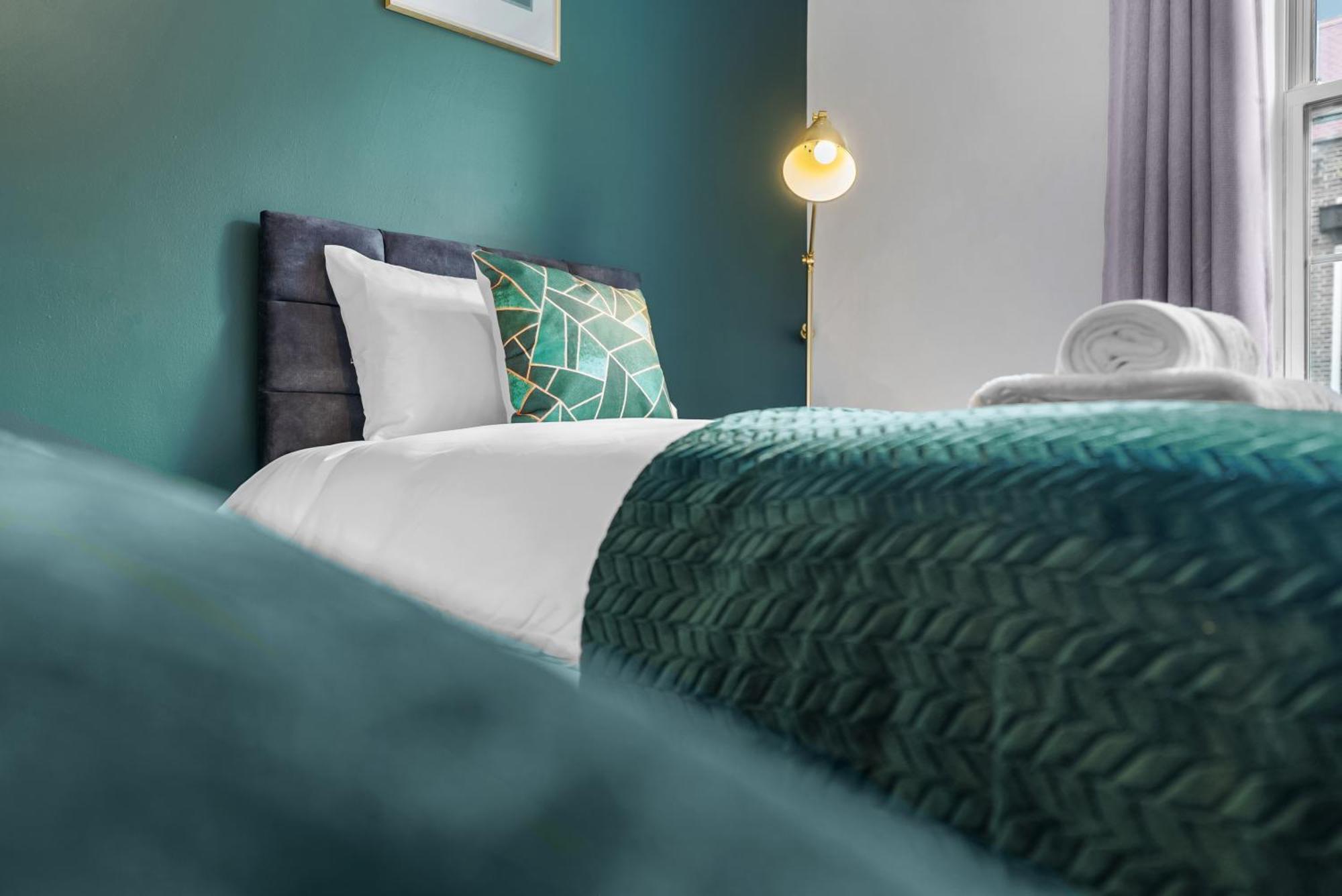 Chic 2 Bedroom Near Liverpool Street By Gold * Londen