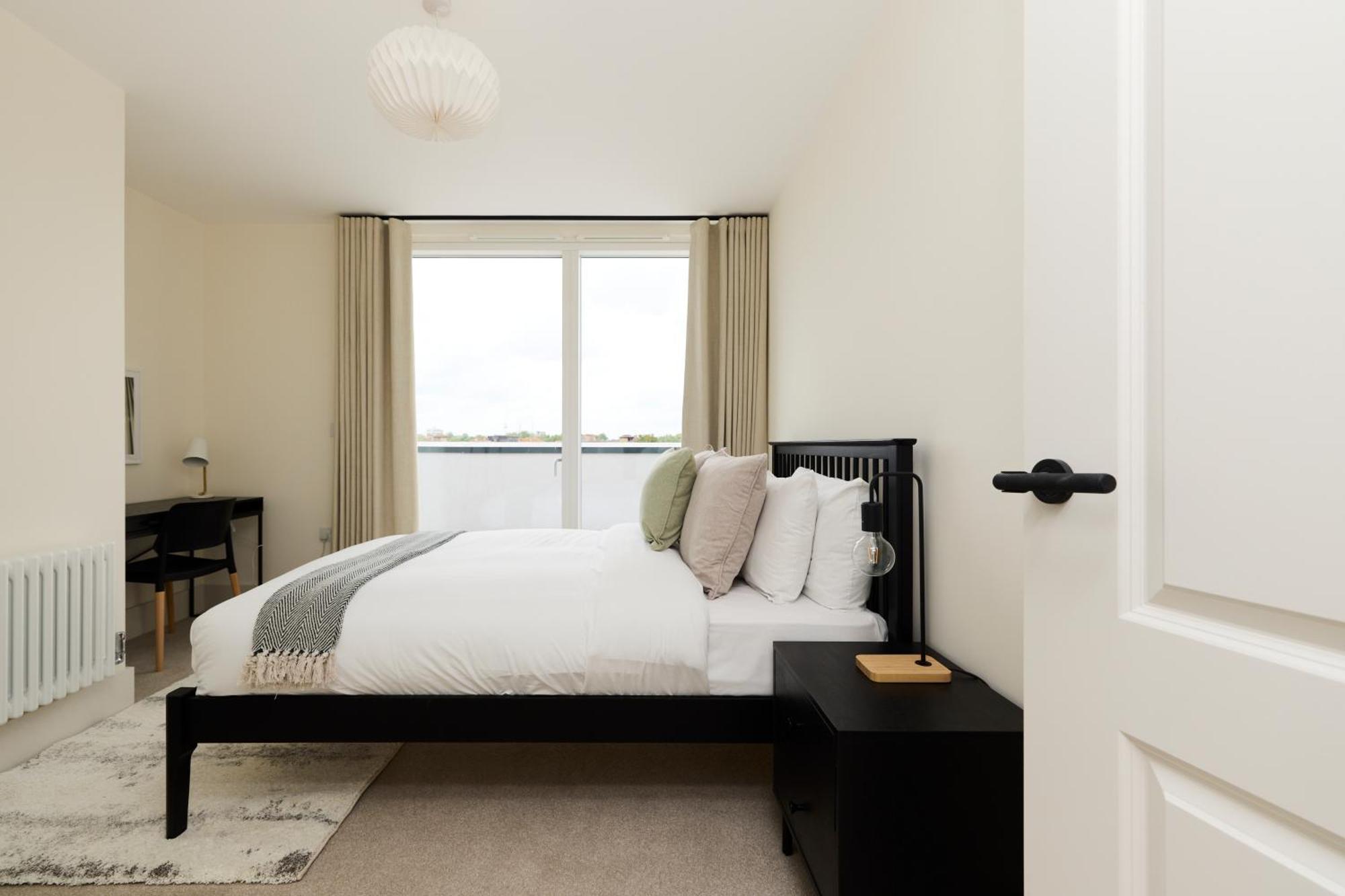 The East Mile Quarters - Gorgeous 3bdr Flat With Balcony *