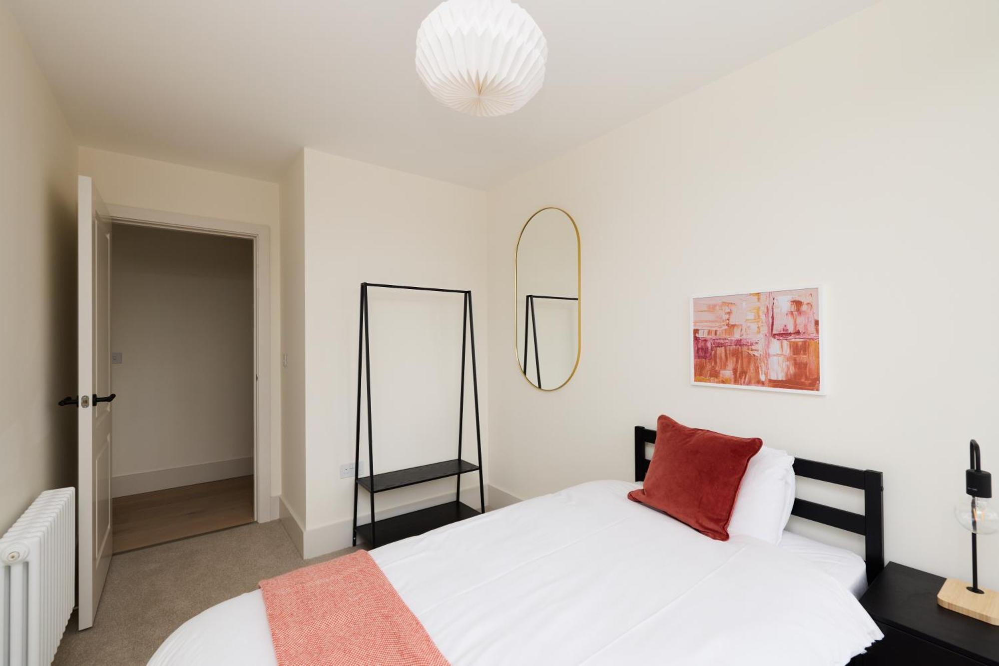 The East Mile Quarters - Gorgeous 3bdr Flat With Balcony Apartment