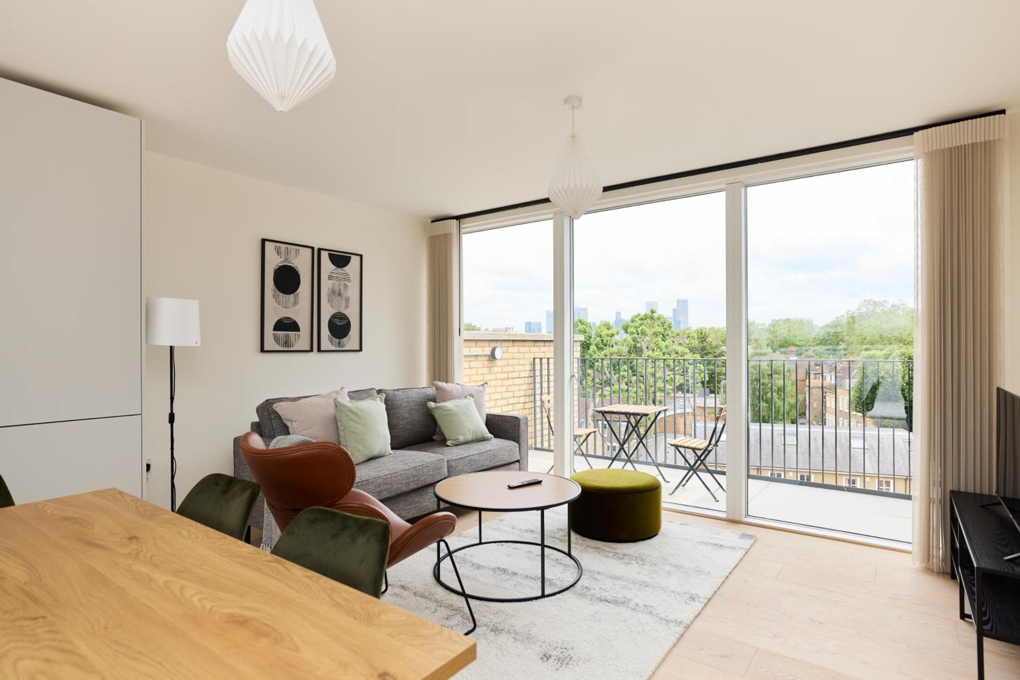 The East Mile Quarters - Gorgeous 3bdr Flat With Balcony Apartment *