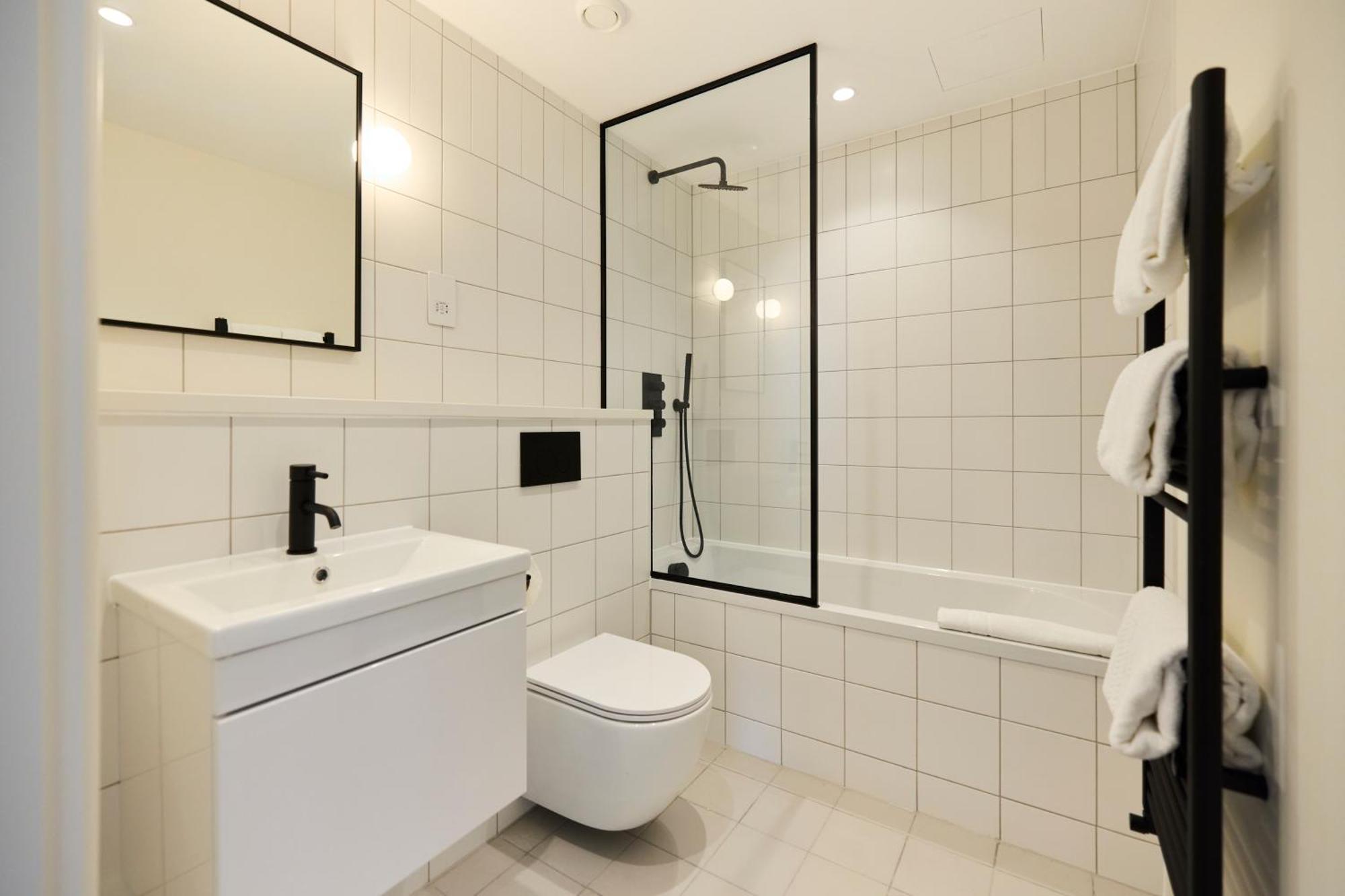 The East Mile Hideout - Trendy 3bdr Flat With Balcony *