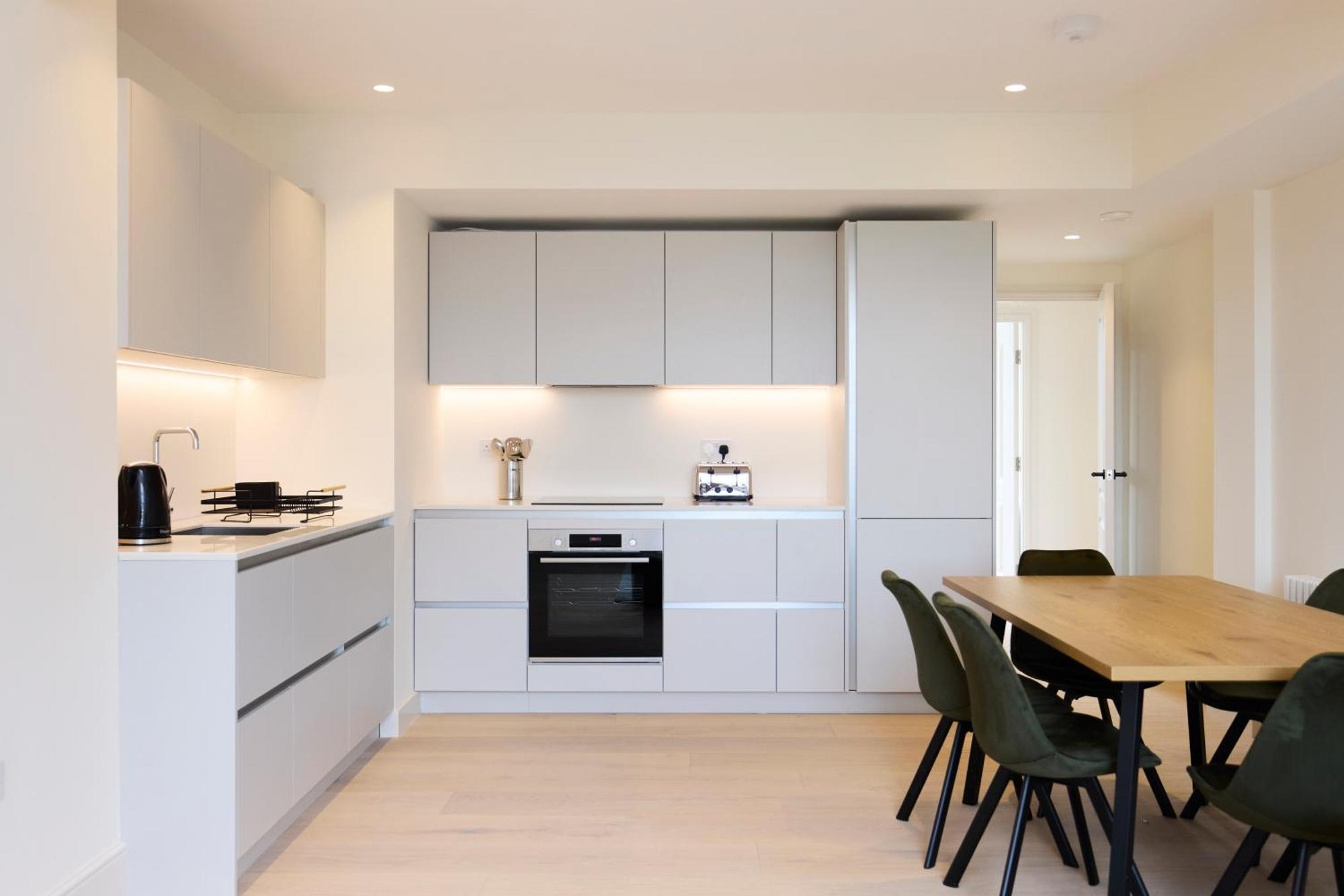 The East Mile Hideout - Trendy 3bdr Flat With Balcony London
