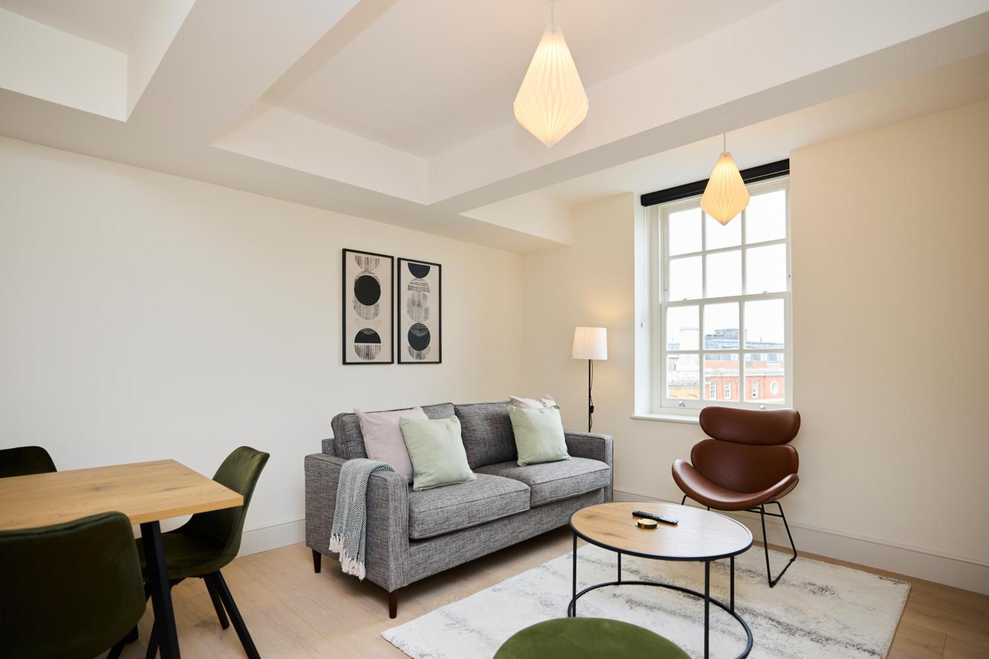 The East Mile Hideout - Trendy 3bdr Flat With Balcony Apartment *