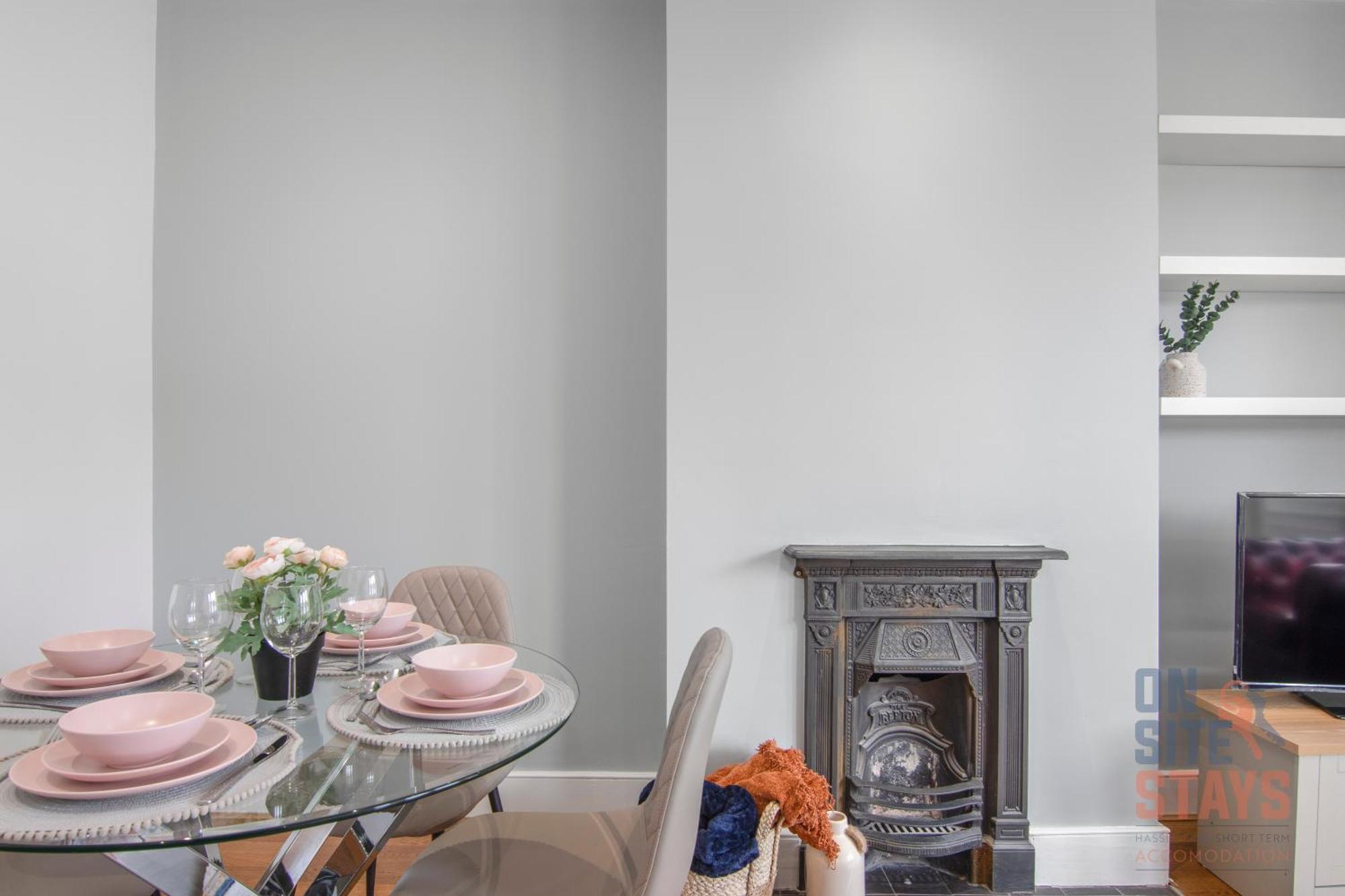 Onsitestays - Bright Spacious 2-br, Wifi And Lots Of Street Parking Lägenhet