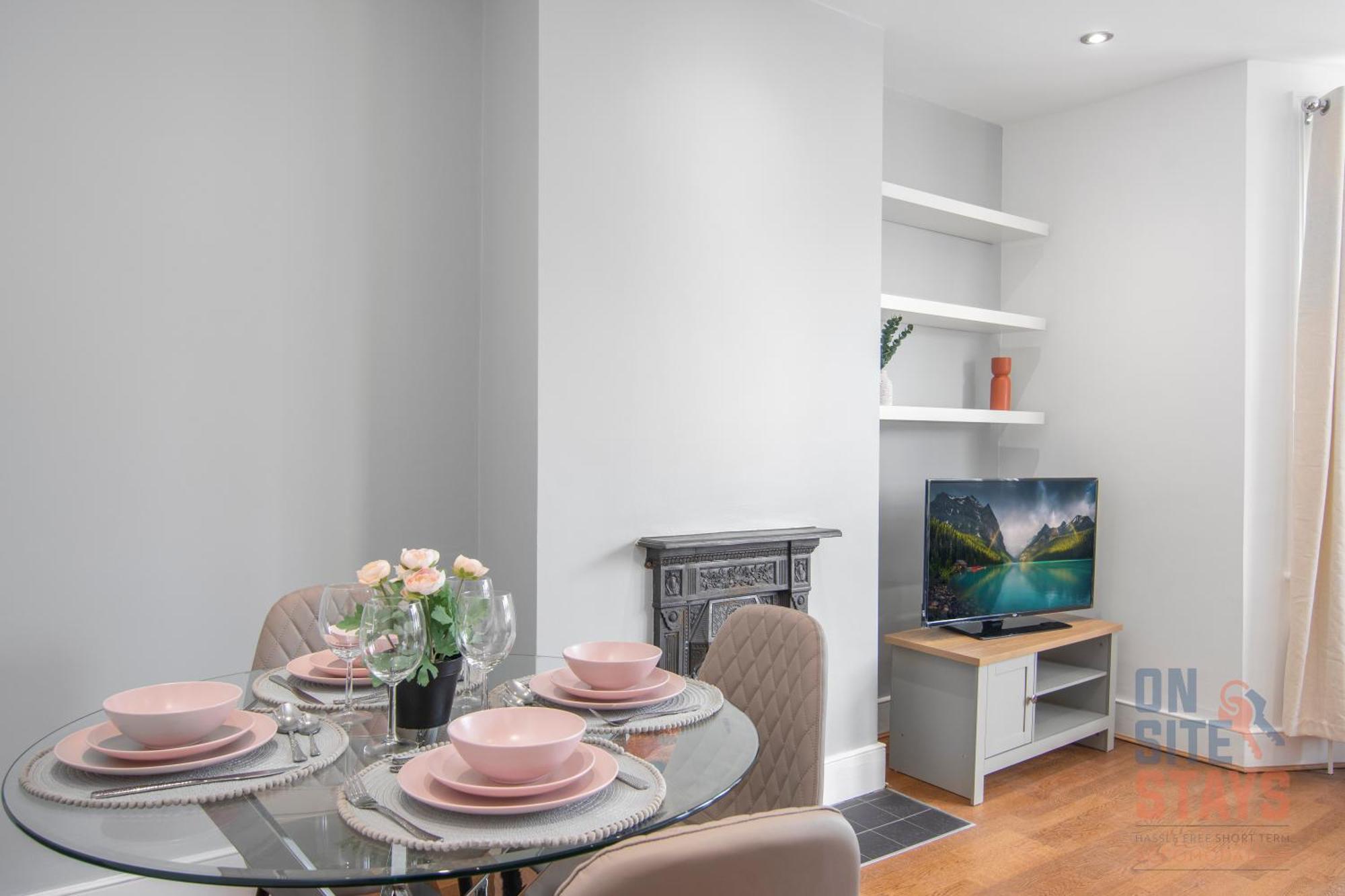 Onsitestays - Bright Spacious 2-br, Wifi And Lots Of Street Parking Lägenhet *