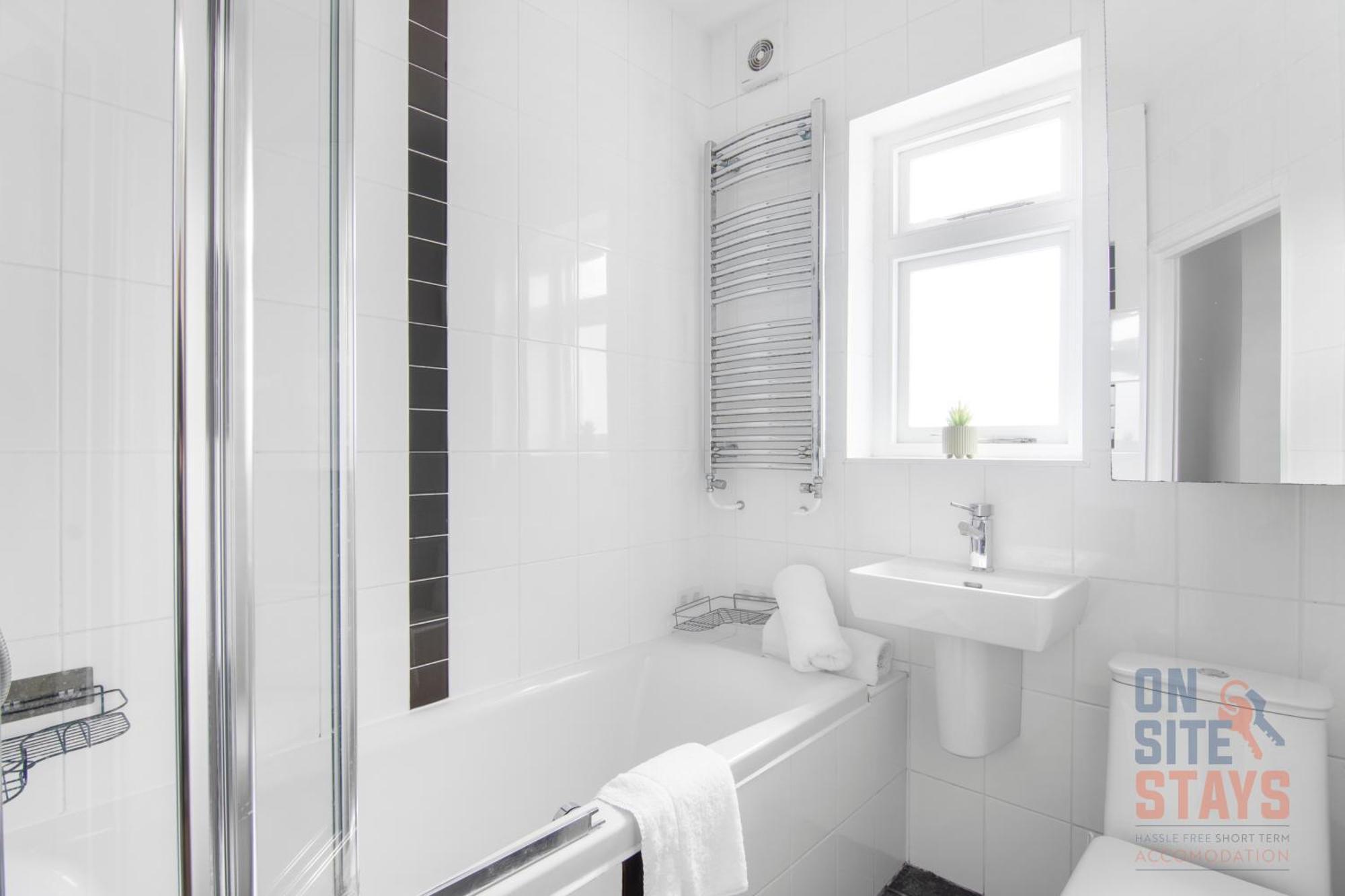 Onsitestays - Bright Spacious 2-br, Wifi And Lots Of Street Parking Lägenhet *