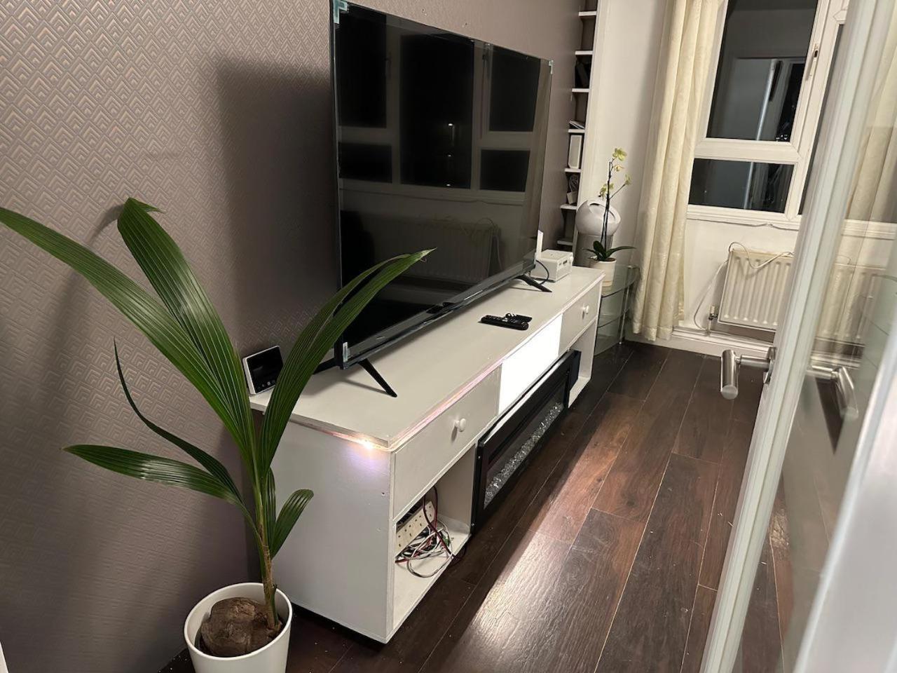 Lägenhet Stylish 1br W Fireplace & High-speed Wifi London