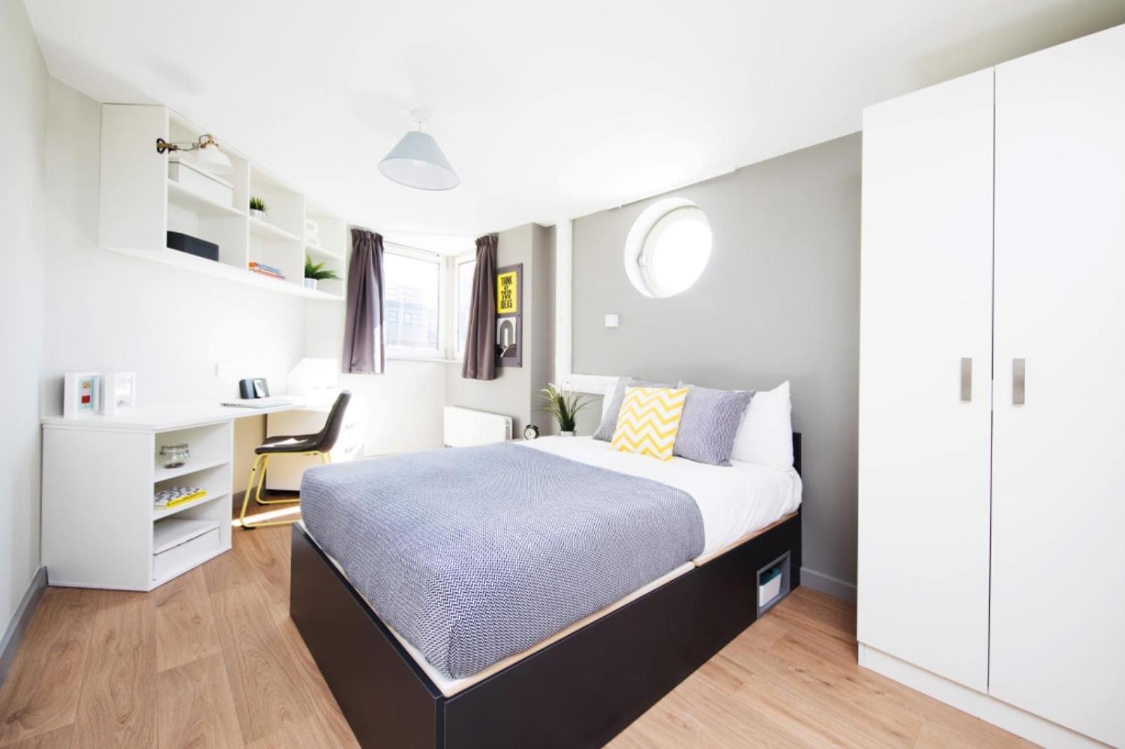 Student Only, Ensuite In A At Londen