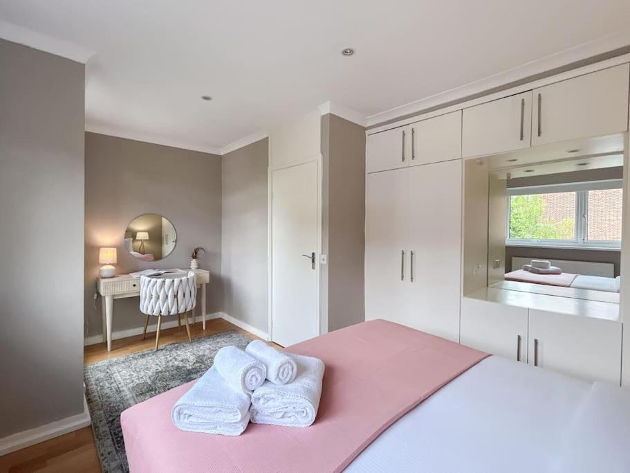 Large 6 Bedroom Retreat In Holland Park Londres