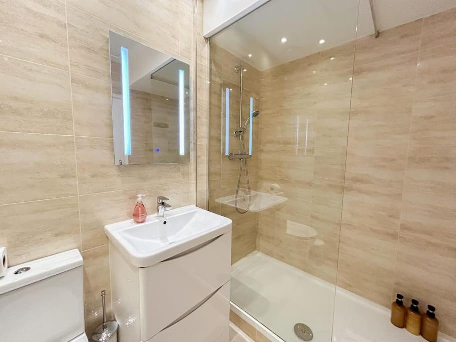 Large 6 Bedroom Retreat In Holland Park * Londres
