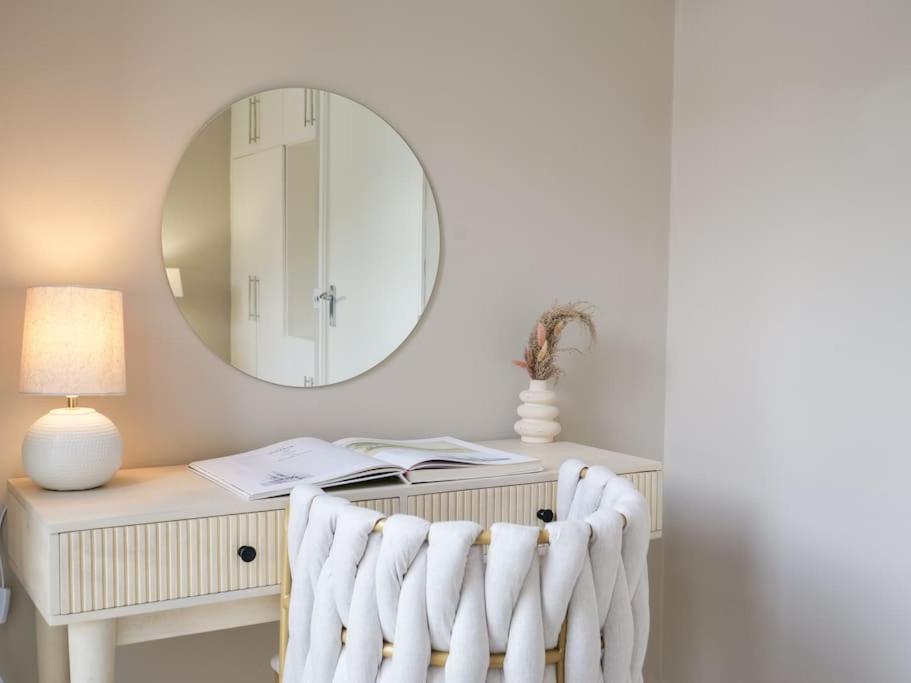 Large 6 Bedroom Retreat In Holland Park Hébergement de vacances *