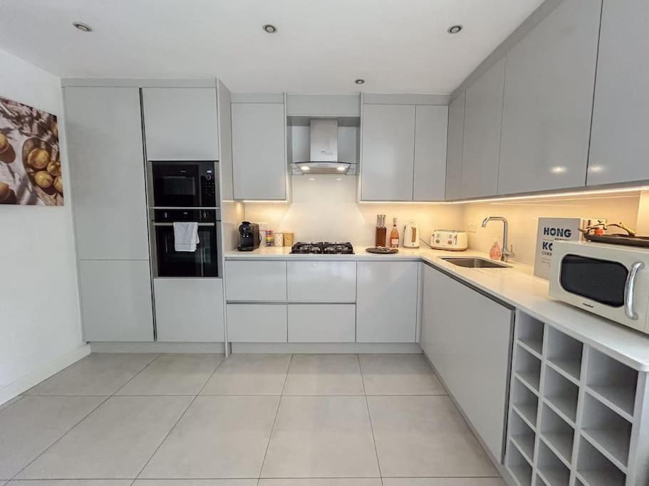 Large 6 Bedroom Retreat In Holland Park Hébergement de vacances Londres