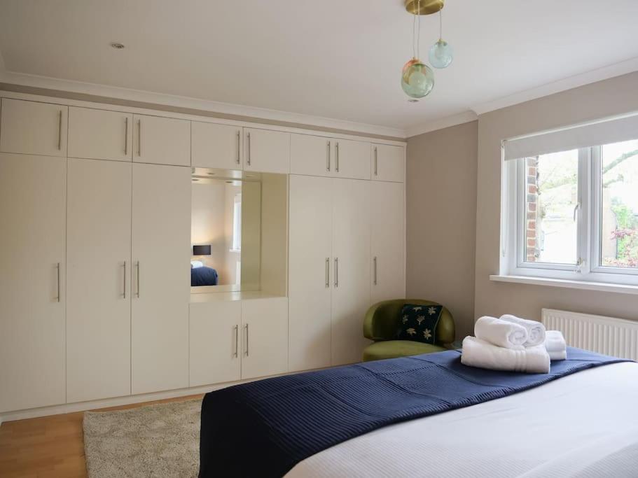Large 6 Bedroom Retreat In Holland Park * Londres
