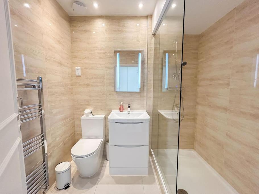 Large 6 Bedroom Retreat In Holland Park Hébergement de vacances