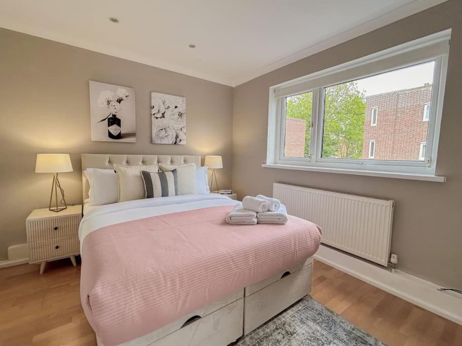 Large 6 Bedroom Retreat In Holland Park Hébergement de vacances *
