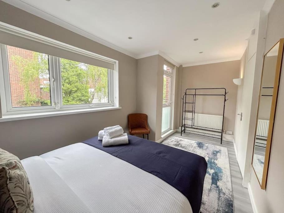 Large 6 Bedroom Retreat In Holland Park Hébergement de vacances Londres