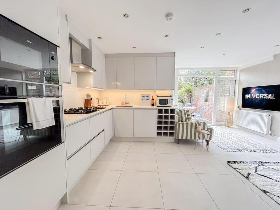 Hébergement de vacances Large 6 Bedroom Retreat In Holland Park Londres