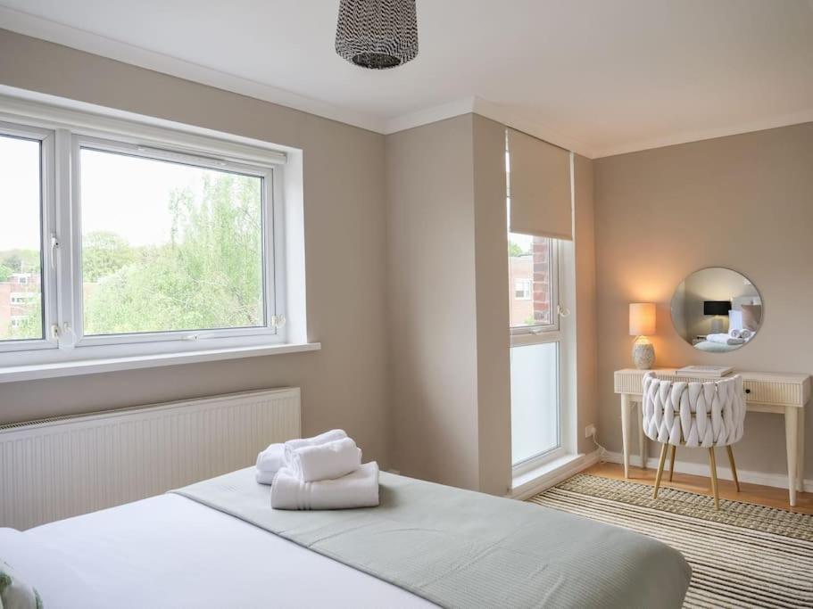 Large 6 Bedroom Retreat In Holland Park Hébergement de vacances