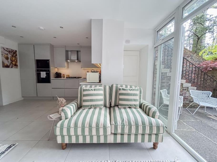 Large 6 Bedroom Retreat In Holland Park Hébergement de vacances Londres