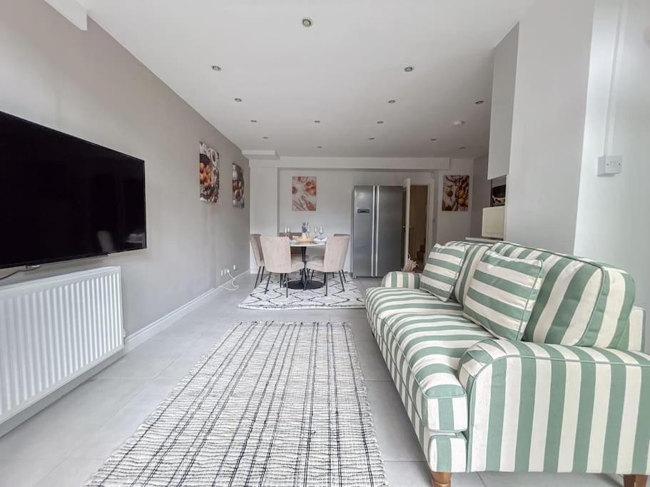 Large 6 Bedroom Retreat In Holland Park Hébergement de vacances Londres