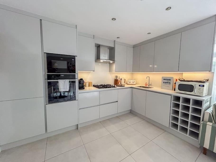 Large 6 Bedroom Retreat In Holland Park Hébergement de vacances