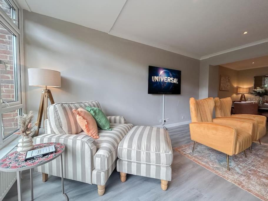 Large 6 Bedroom Retreat In Holland Park Hébergement de vacances *
