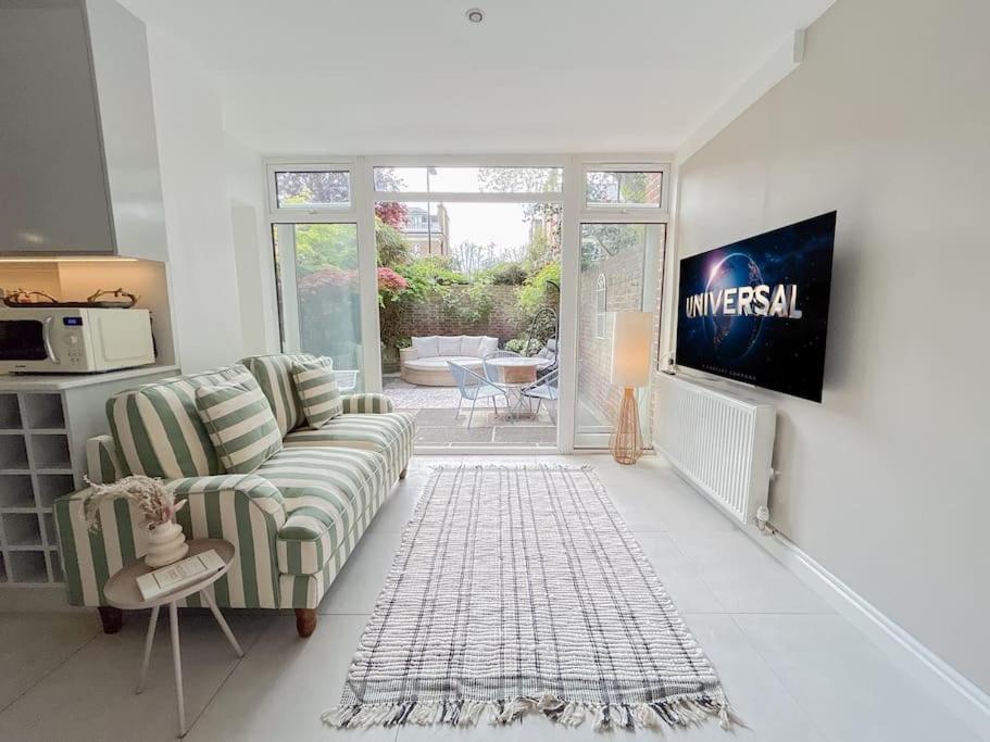Large 6 Bedroom Retreat In Holland Park Londres