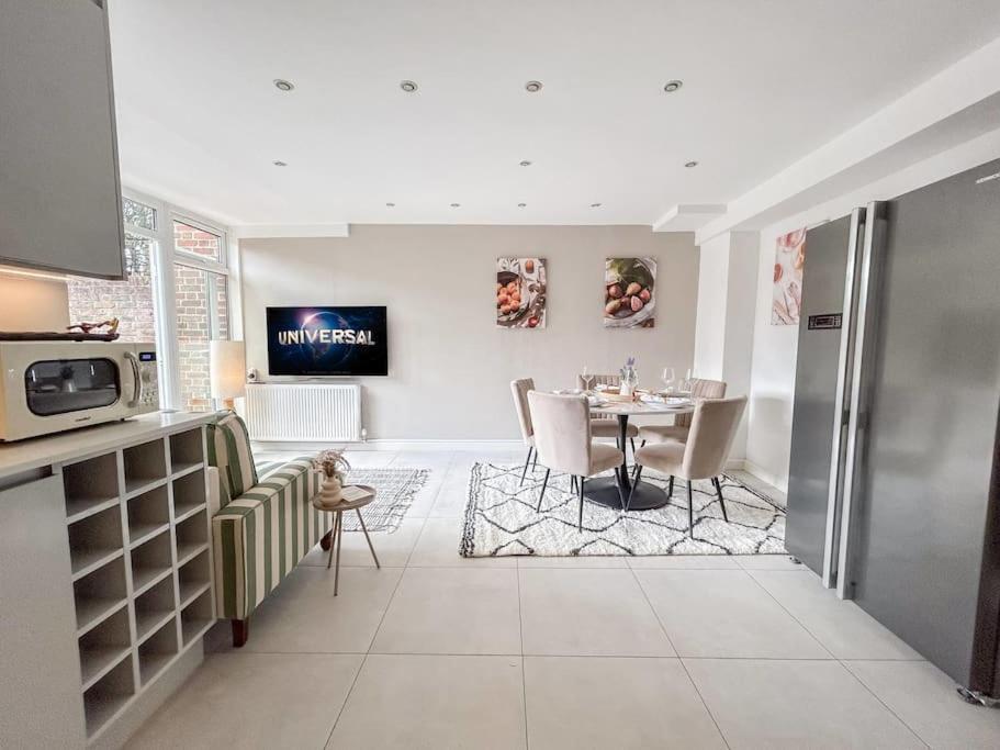 Large 6 Bedroom Retreat In Holland Park Hébergement de vacances *