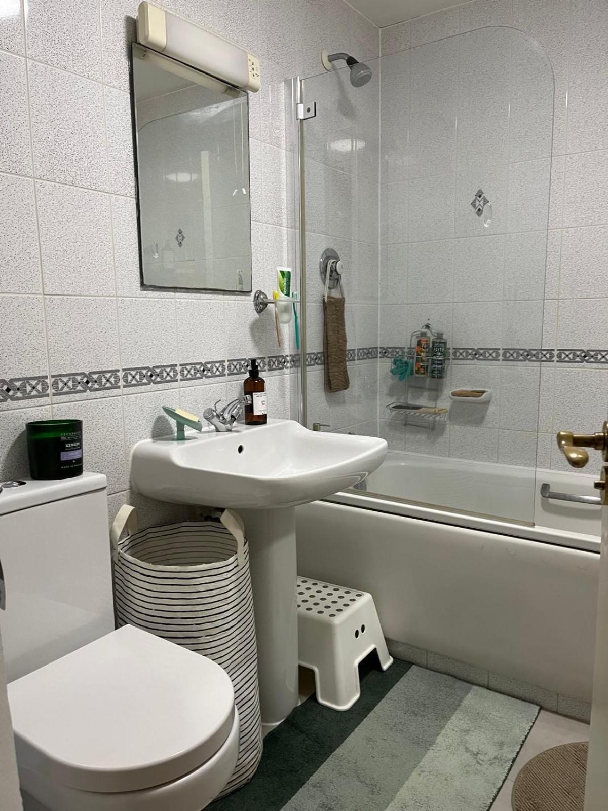 Beautiful 2 Bedroom Apartment *