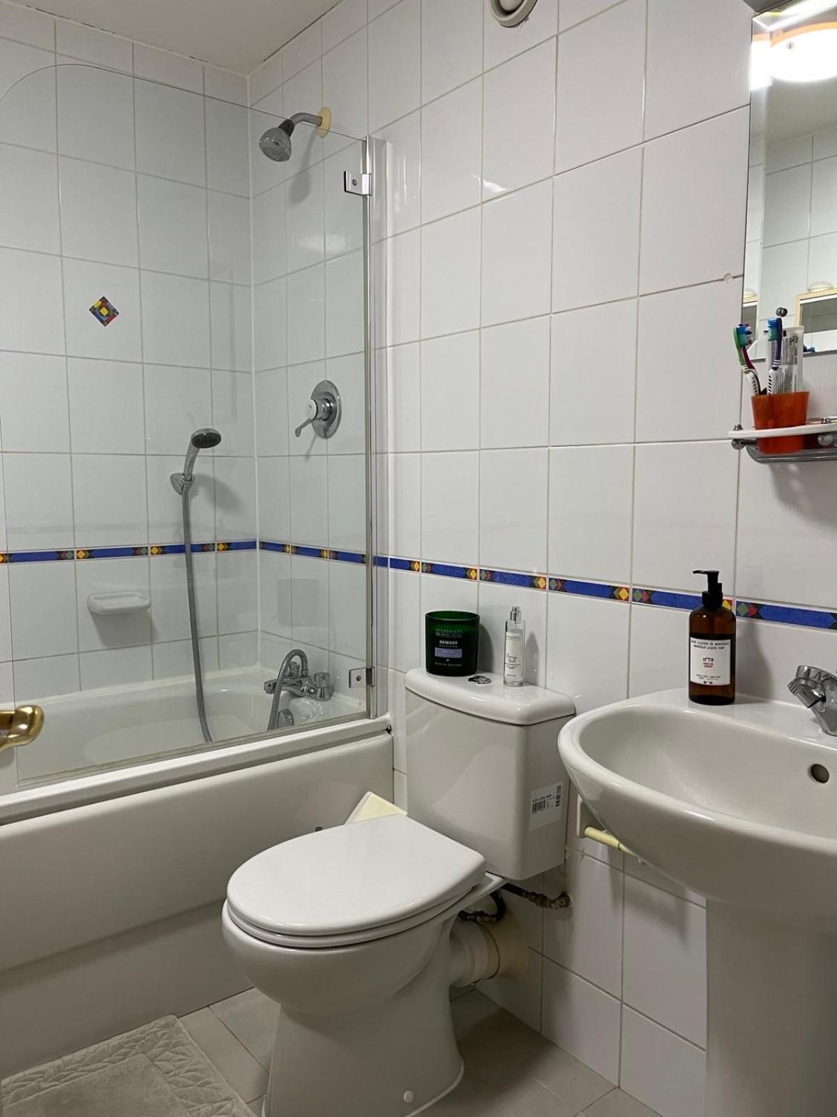 Beautiful 2 Bedroom Apartment *