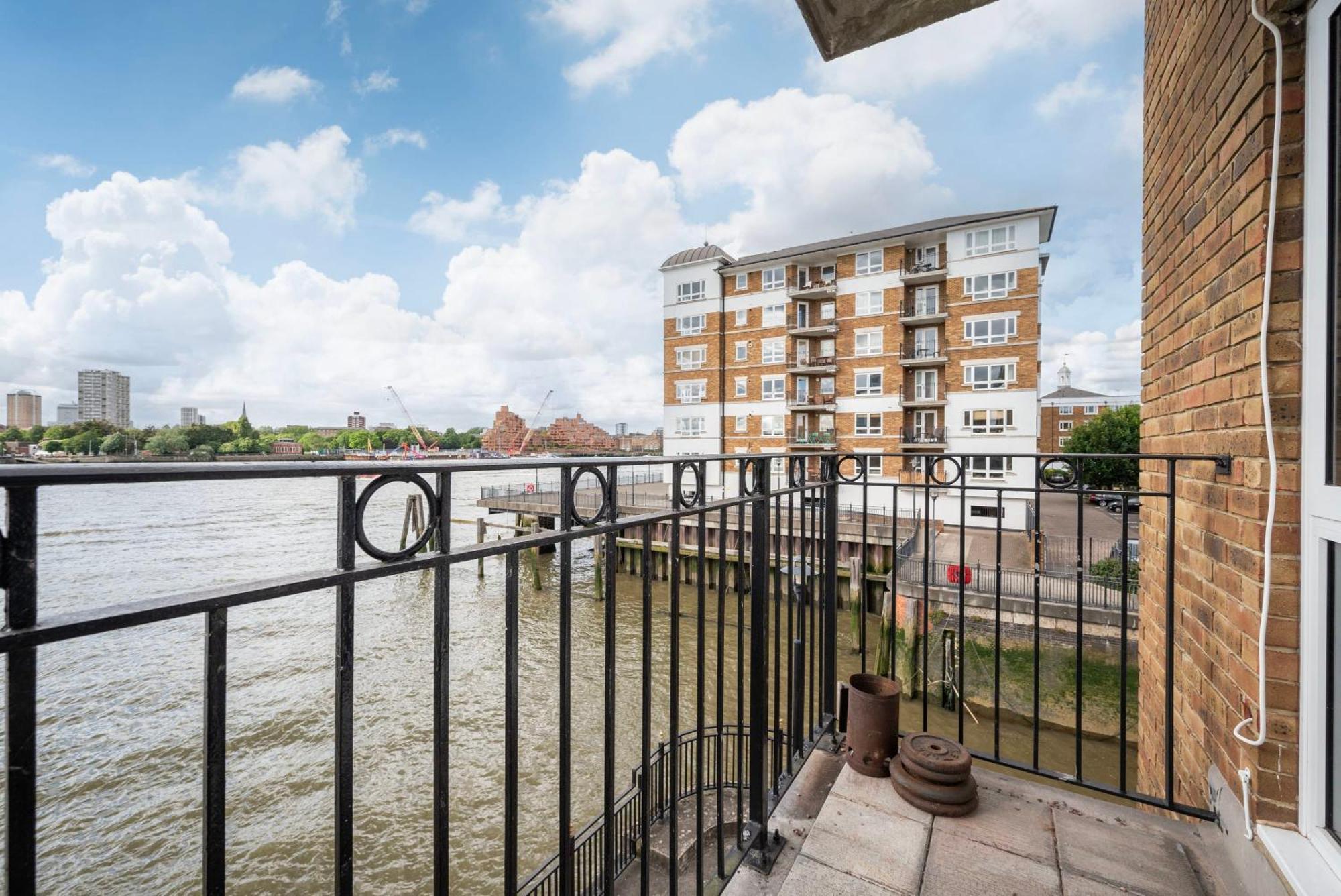 Apartment Wonderful 2br Flat With River Views And Balcony