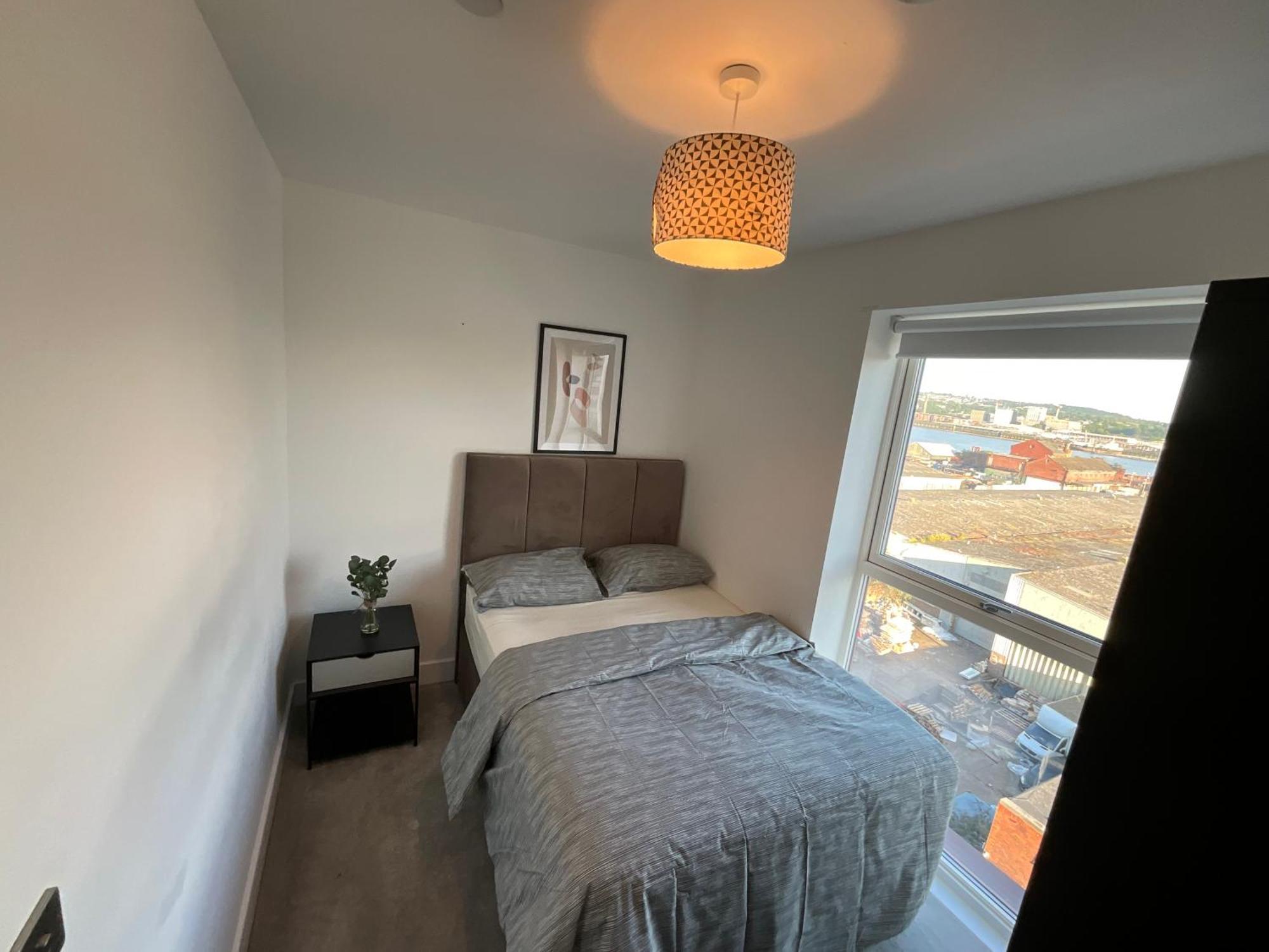 Deluxe Double Bed In Shared Near Canary Wharf, Airport & O2 Arena With Thames View Londen