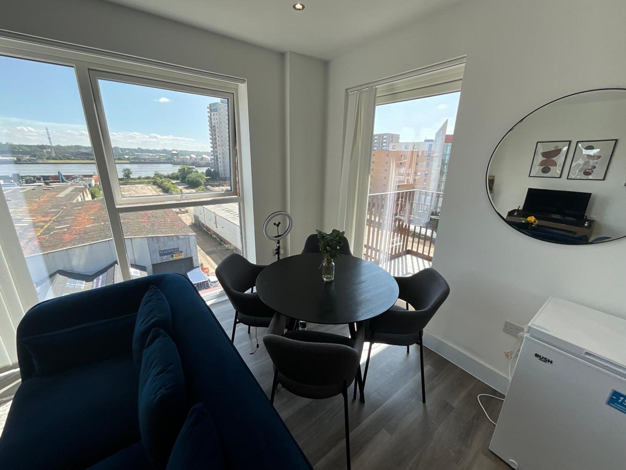 Deluxe Double Bed In Shared Near Canary Wharf, Airport & O2 Arena With Thames View * Londen