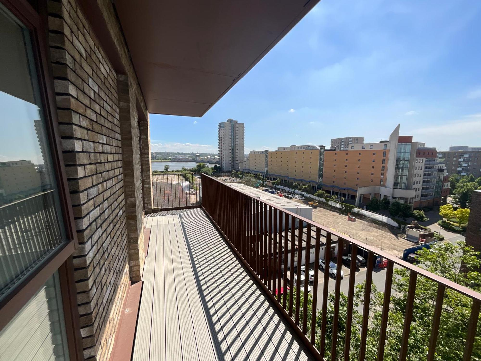 Deluxe Double Bed In Shared Near Canary Wharf, Airport & O2 Arena With Thames View Appartement Londen