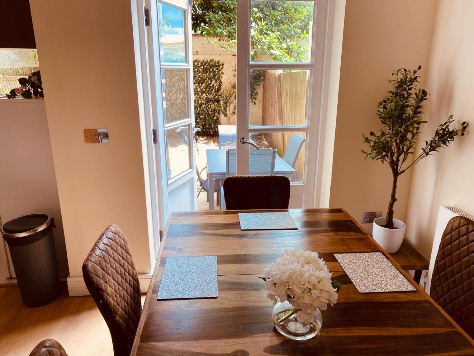Stunning 4 Bedroom House Ferienhaus *