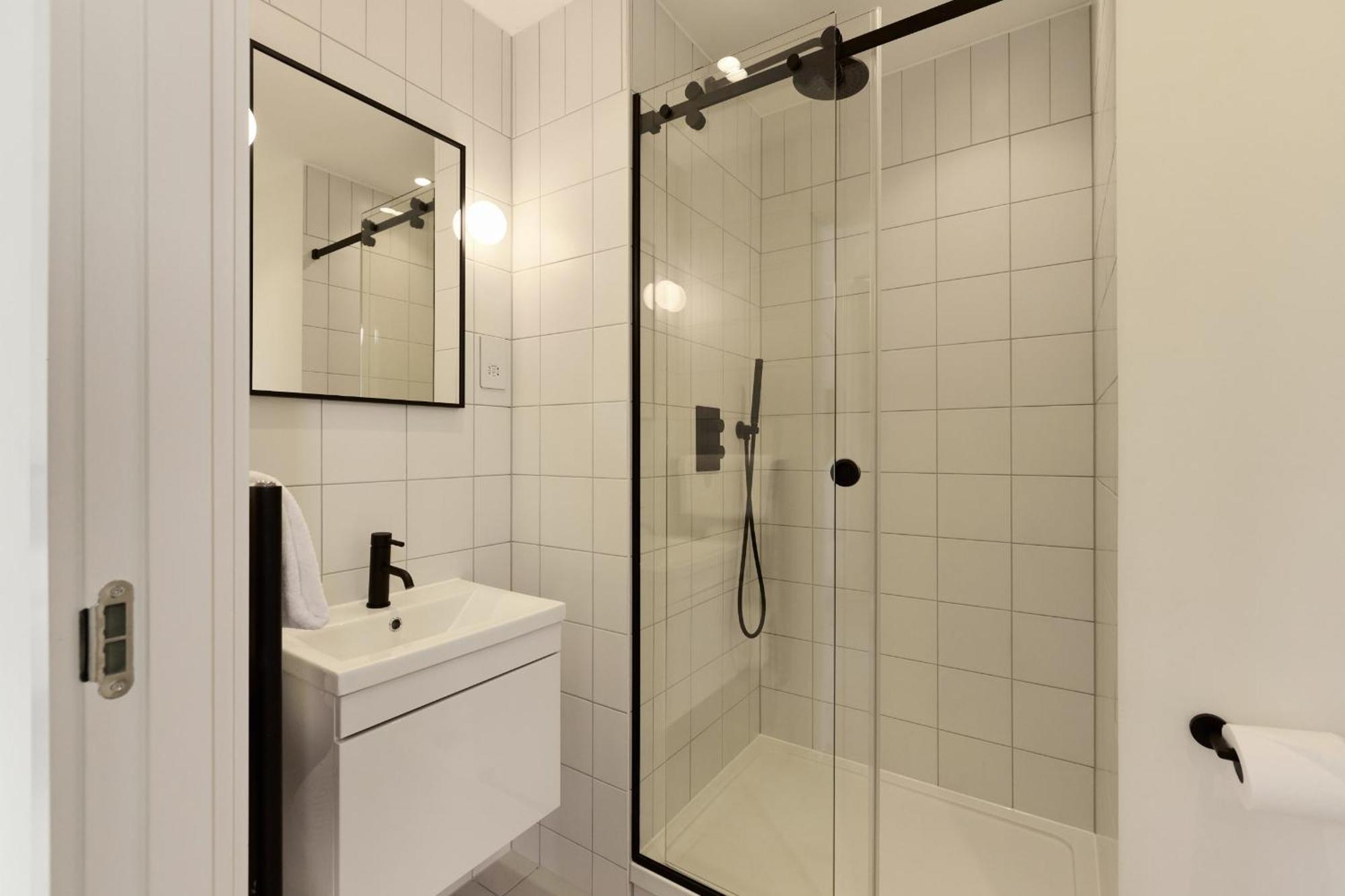 The East Mile Quarters - Gorgeous 3bdr Flat With Balcony * London