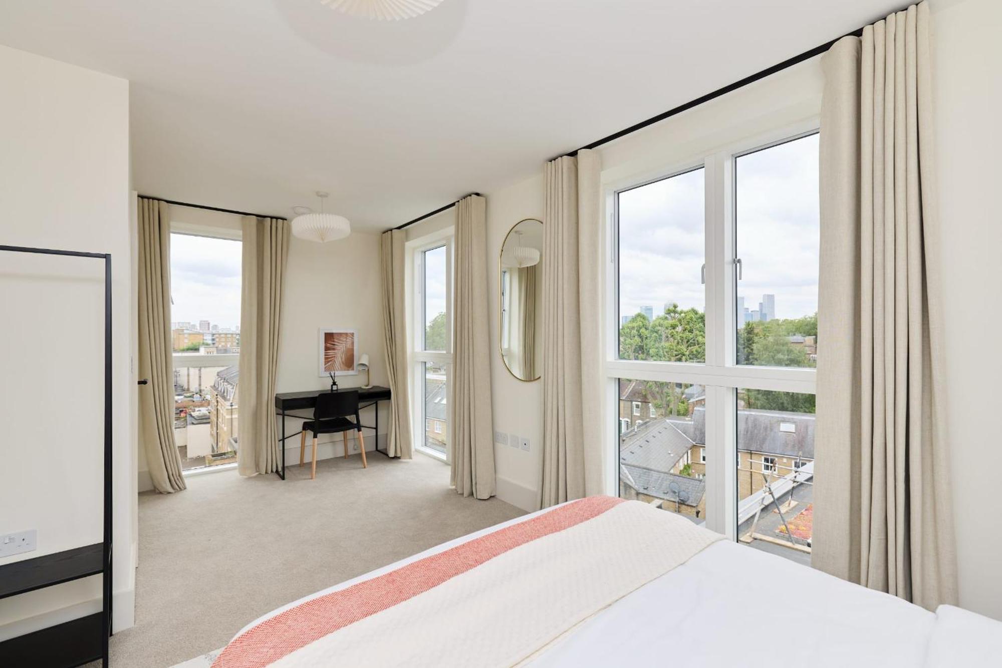 The East Mile Quarters - Gorgeous 3bdr Flat With Balcony Apartment *