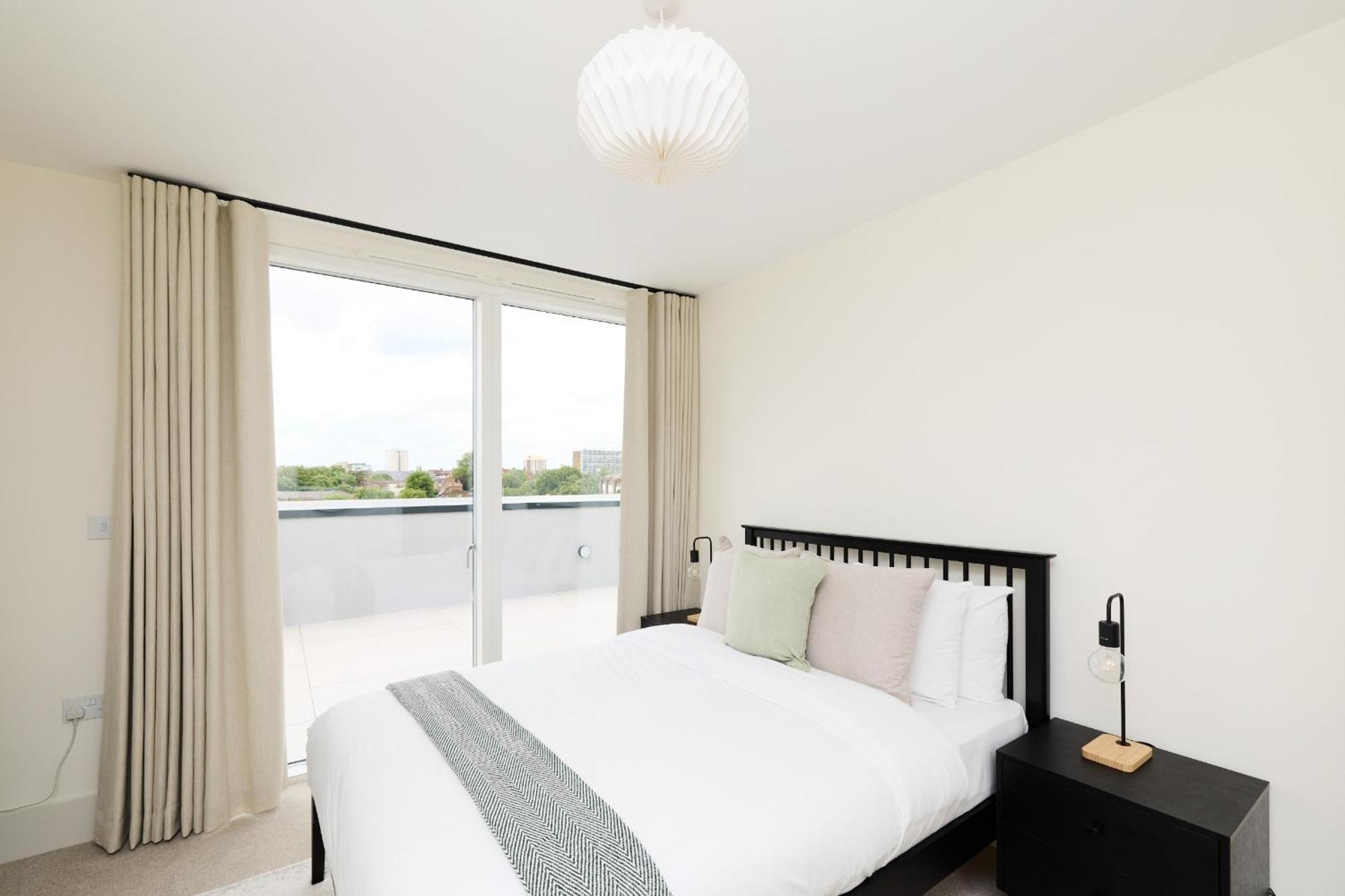 The East Mile Quarters - Gorgeous 3bdr Flat With Balcony Apartment