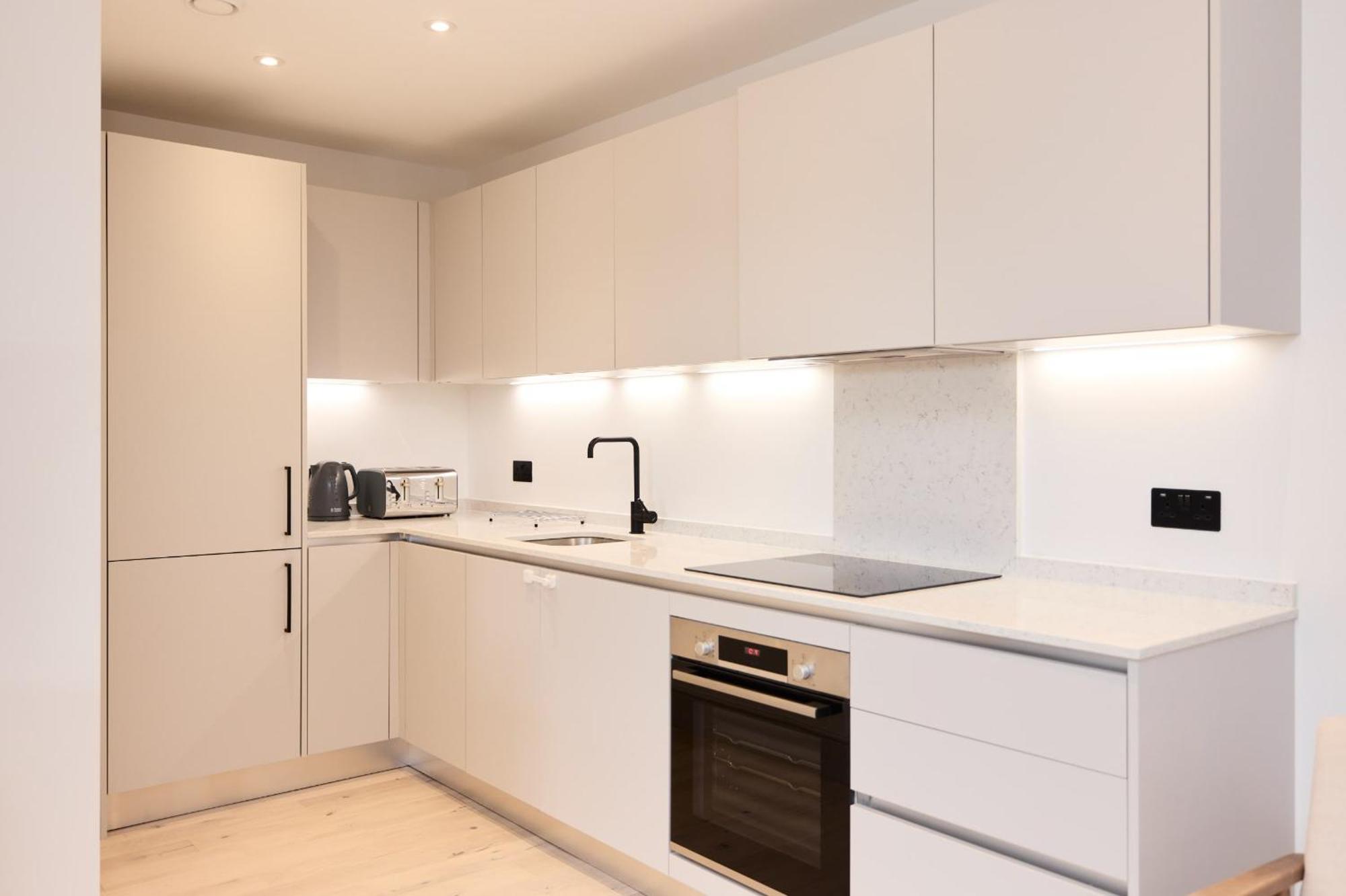 The South Wimbledon Escape - Lovely 3bdr With Balcony * Londen
