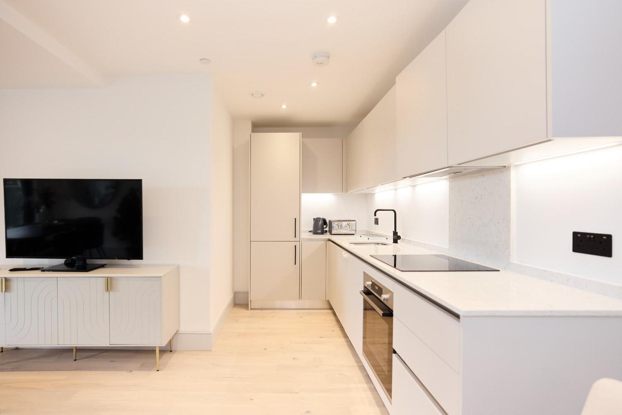 The South Wimbledon Escape - Lovely 3bdr With Balcony Appartement *