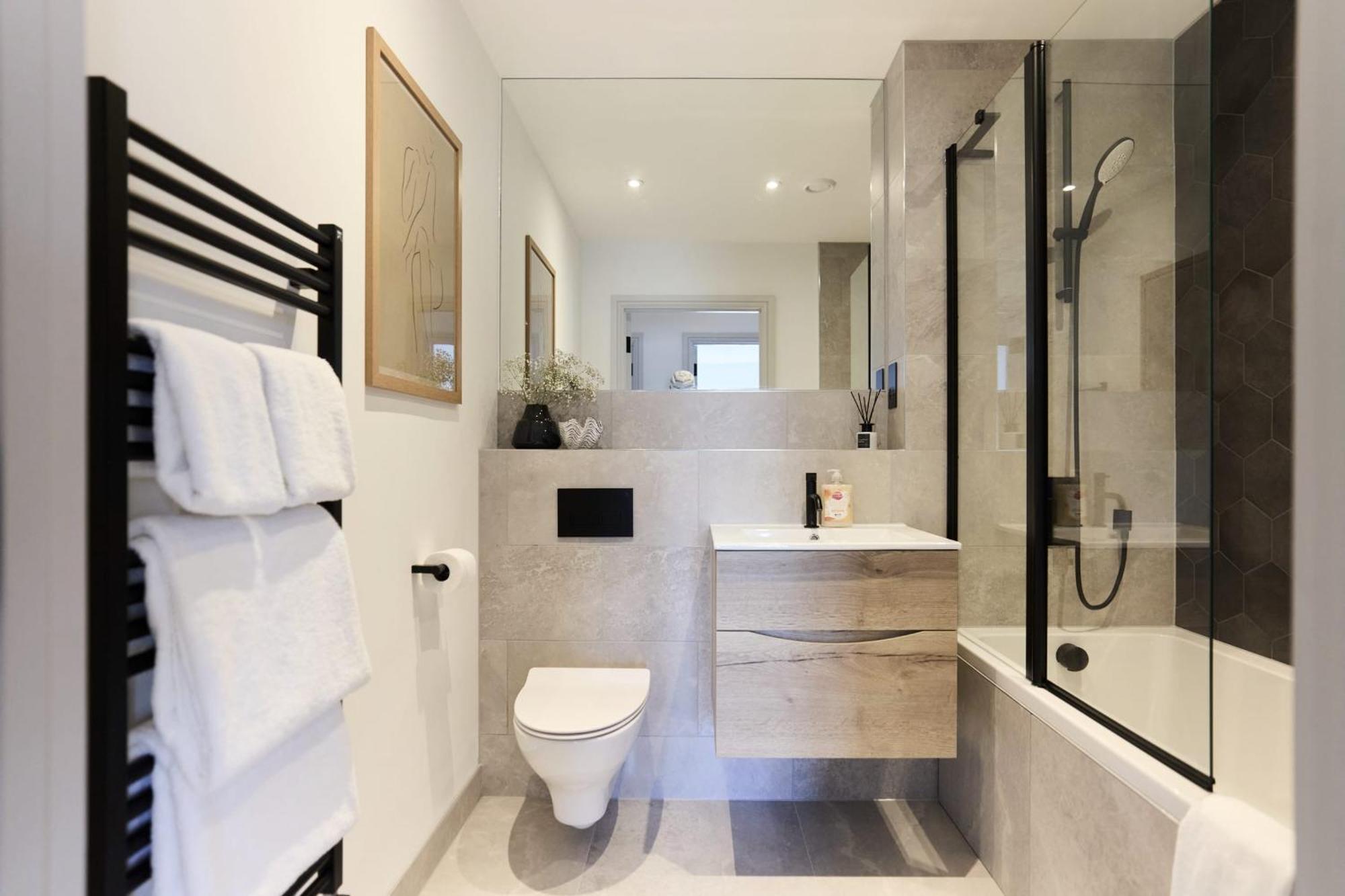 The South Wimbledon Escape - Lovely 3bdr With Balcony Londen